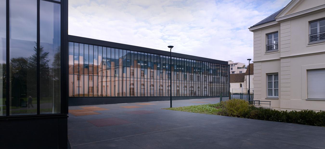 LAN Architecture > Gymnasium and Town Hall Esplanade