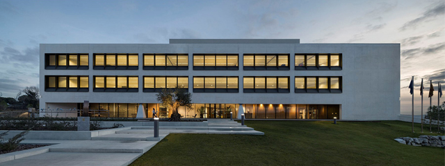 Ricard Mercadé,  Aurora Fernández > Sede Corporativa