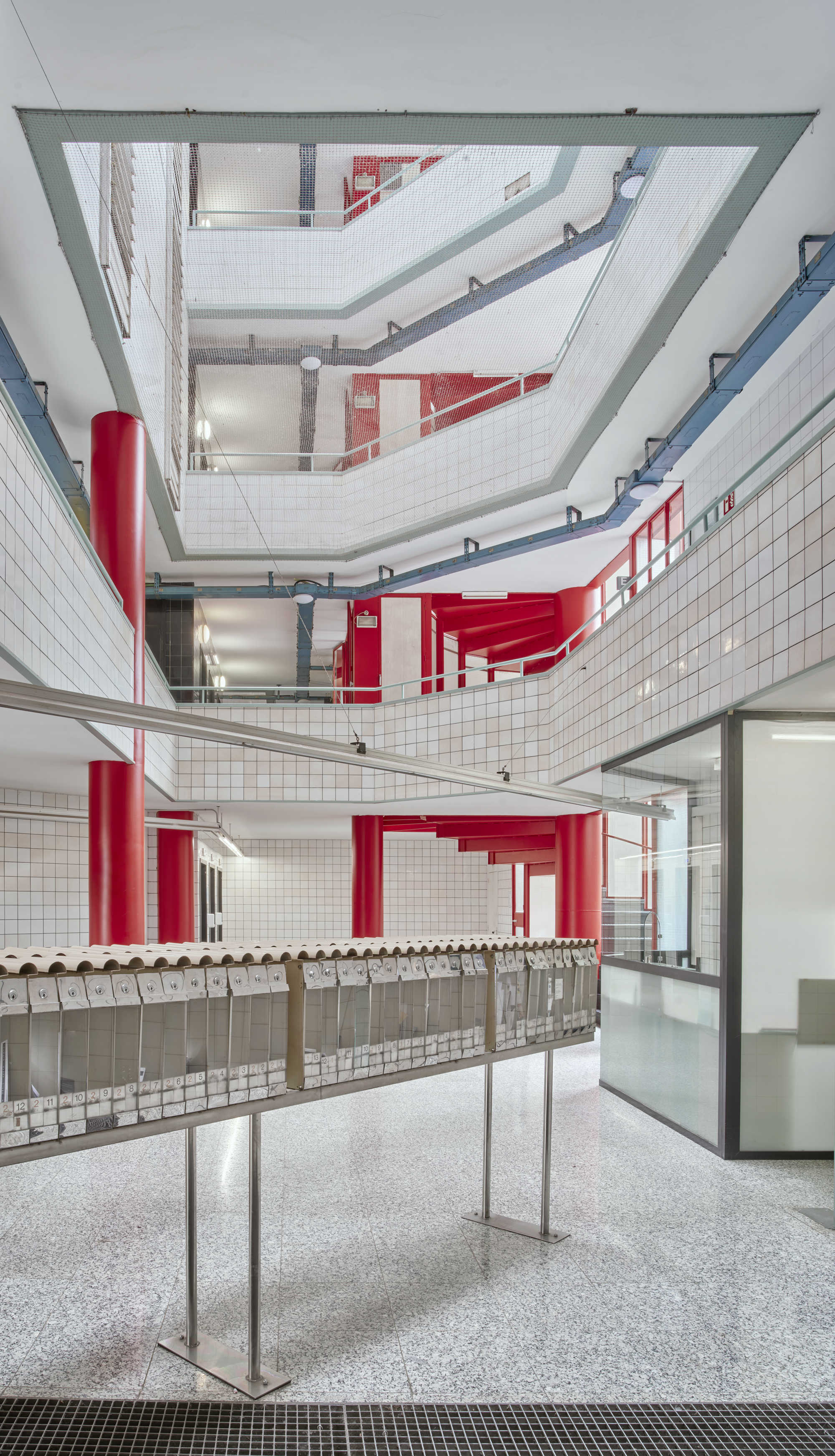 Joan Arias + Luís Pérez de Vega + Luis Twose  > Appartment Building in Sant Quintí Street