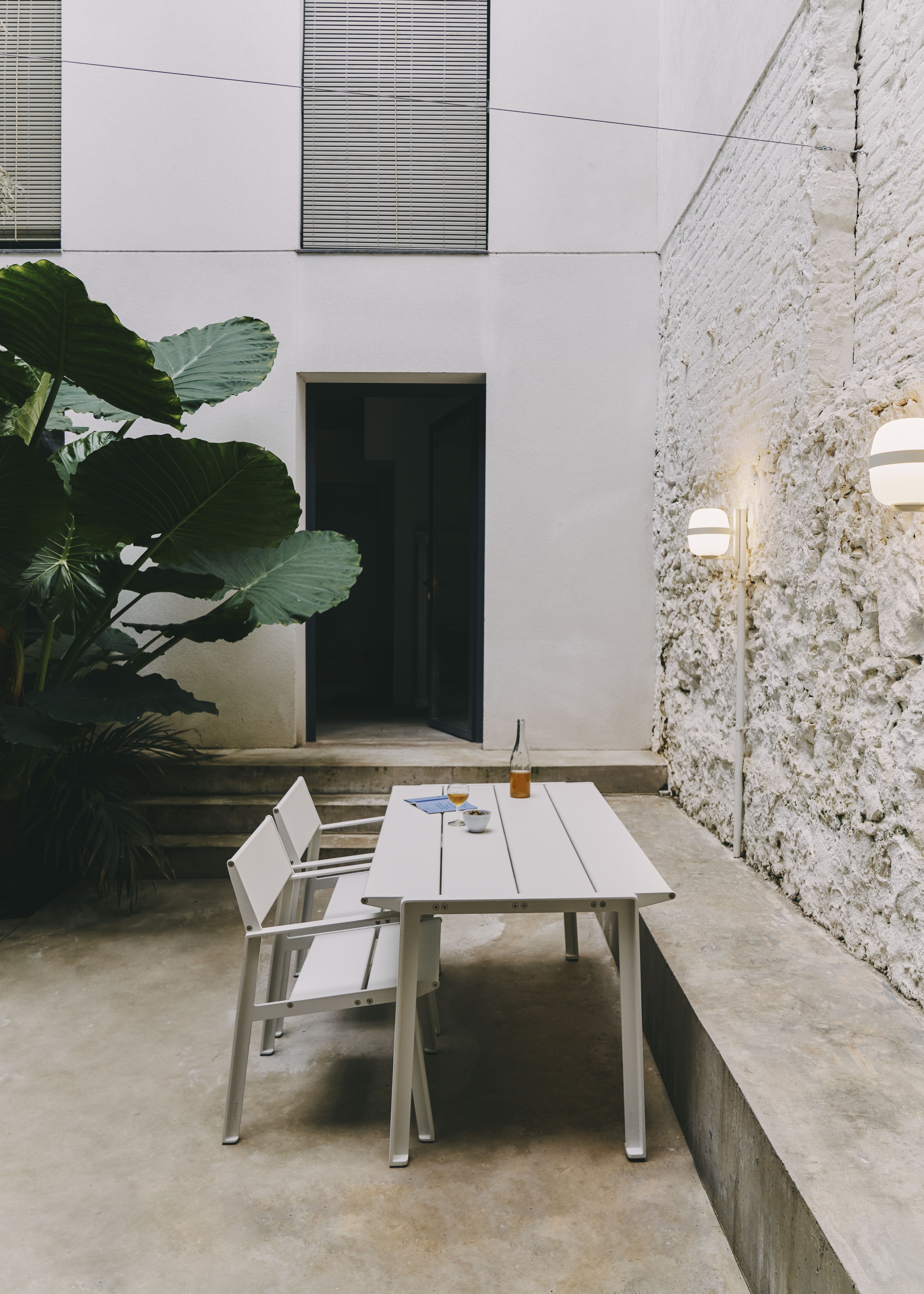 Miguel Milá y Gonzalo Milá > BASIC